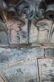France, Bas-Rhin (67), Strasbourg, vieille ville classée au Patrimoine Mondial de l'UNESCO, la cathédrale Notre-Dame, facade orientale, signe lapidaire (marque de tacheron)