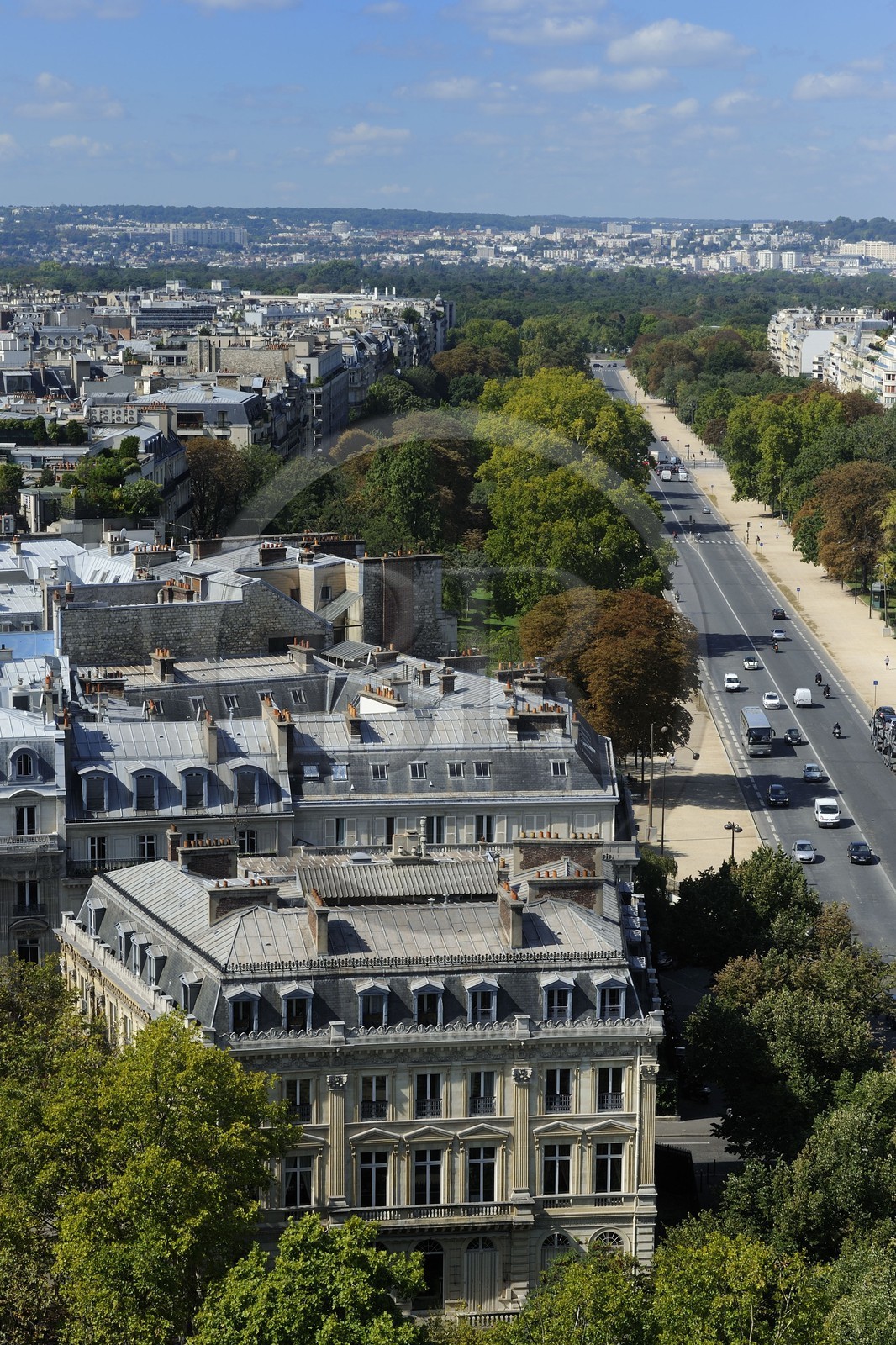 France, Paris (75), immeuble Haussmannien sur la place de l'Etoile à l'angle de l'avenue Foch vu du haut de l'Arc de Triomphe