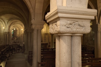 France, Meuse (55), Verdun, Ville Haute, cathédrale Notre-Dame du Xe siècle, la crypte orientale, chapiteau décoré en hommage aux soldats de la Première Guerre Mondiale