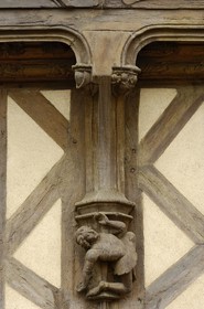 France, Loir et Cher (41), Blois, maison des acrobates du 15è siècle, détail des pans de bois sculptés