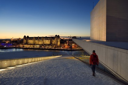 Norvège, Oslo, quartier des docks de Bjorvika, l'Opéra sous la neige concu par le cabinet d'architecture Snohetta dont notamment Tarald Lundevall, le batiment de Havnelageret en arrière plan