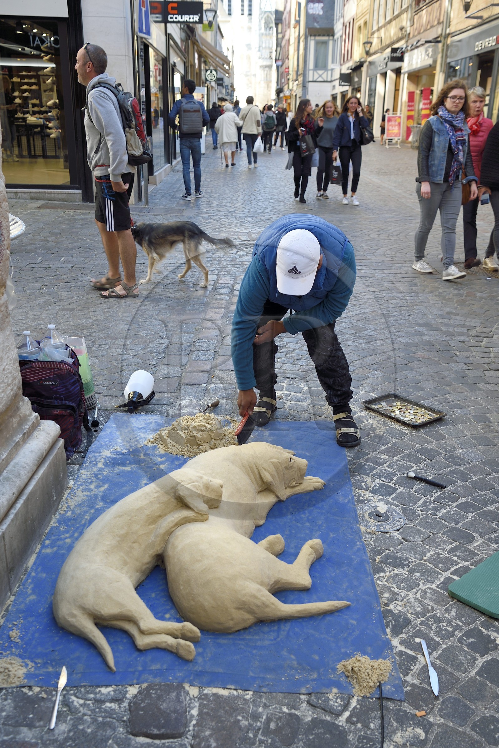 France, Seine-Maritime (76), Rouen, artiste de rue réalisant une sculpture de chien en sable
