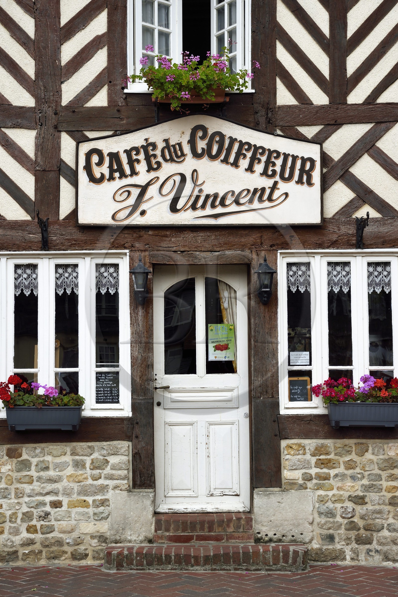 France, Calvados (14), Pays d' Auge, Beuvron-en-Auge, labellisé Les Plus Beaux Villages de France, Café du Coiffeur
