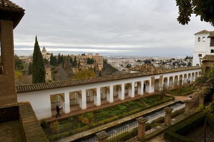 Espagne, Andalousie, Grenade, l'Alhambra, classé Patrimoine Mondial de l'UNESCO, le Généralife, Patio du Canal (Patio de la Acequia), vue sur le Palais de l'Alhambra