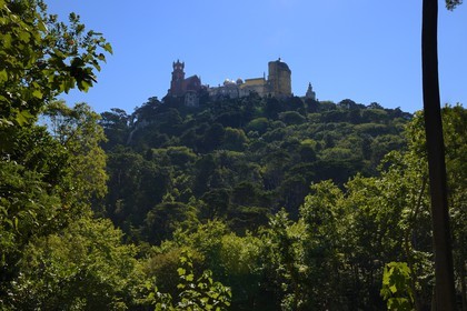 Portugal, région de Lisbonne, Sintra, classée Patrimoine Mondial de l'UNESCO, le Palais national de Pena (Palacio Nacional da Pena)entouré par son parc