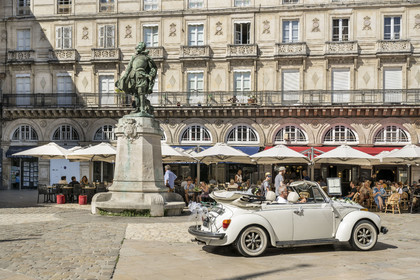 France, Charente Maritime, La Rochelle, Place de l'Hôtel de Ville, statue in memory of Jean Guiton, mayor of La Rochelle during the siege of 1628