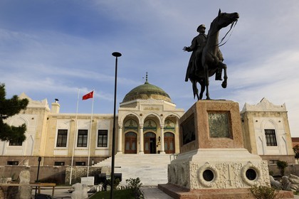 Turquie, Anatolie centrale, Ankara, la statue équestre de Atatürk devant le musée ethnographique