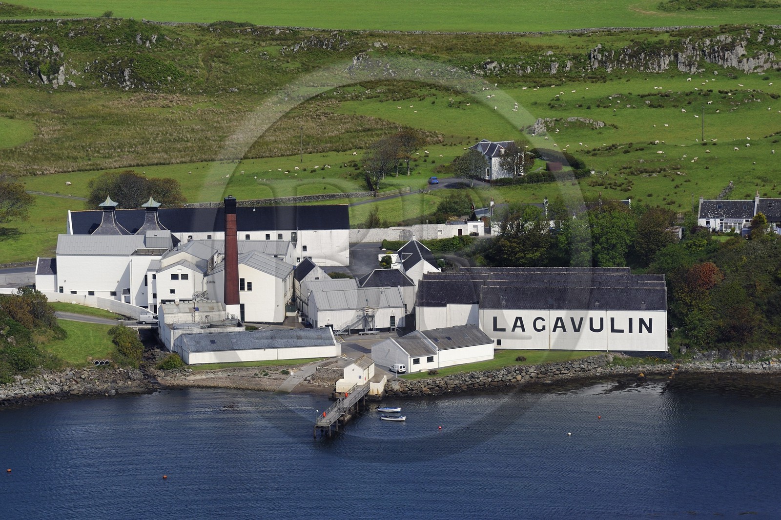Royaume-Uni, Ecosse, Hébrides intérieures, Ile de Islay, Port Ellen, distillerie de whisky Lagavulin (vue aérienne)