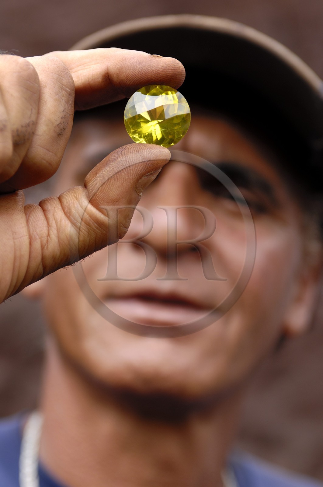 Brésil, Etat du Minas Gerais, région de Ouro Preto, mine à ciel ouvert de pierres précieuses, green gold quarz chauffé qui prend cette couleur jaune-verte (Route de l'or, Estrada Real)