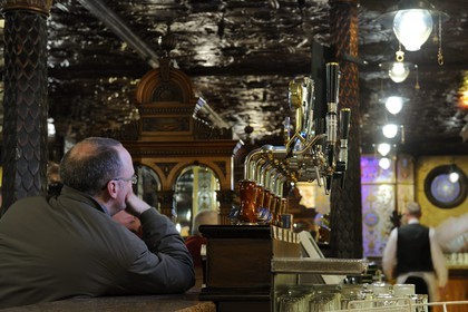 Royaume-Uni, Irlande du Nord, Belfast, le Crown Liquor Saloon fondé en 1826 est le seul pub à faire partie du National Trust (Monuments Historiques)