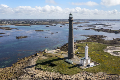 France, Finistère (29), Pays des Abers, Ile Vierge dans l'archipel de Lilia, le phare de l'Ile Vierge, le plus haut phare d'Europe avec 82,5 mètres, et l'ancien phare de 1845 (vue aérienne)