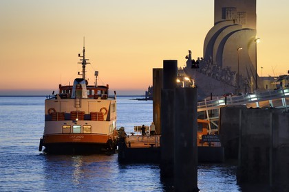 Portugal, Lisbonne, quartier de Belém, Padrao dos Descobrimentos (Monument des Découvertes) datant de 1960 à l'embouchure du Tage, ferry à quai