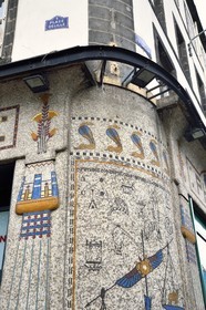 France, Puy-de-Dôme (63), Clermont-Ferrand, Pharmacie Gros place Delille, devanture à l'égyptienne datant de 1921 de l'architecte clermontois Louis Jarrier avec des mosaïques de Gentil et Bourdet