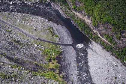 France, Ile de la Reunion, véhicules 4X4 franchissant la Rivière de Galets à l'entrée du cirque de Mafate, classé Patrimoine Mondial de l'UNESCO (vue aérienne)