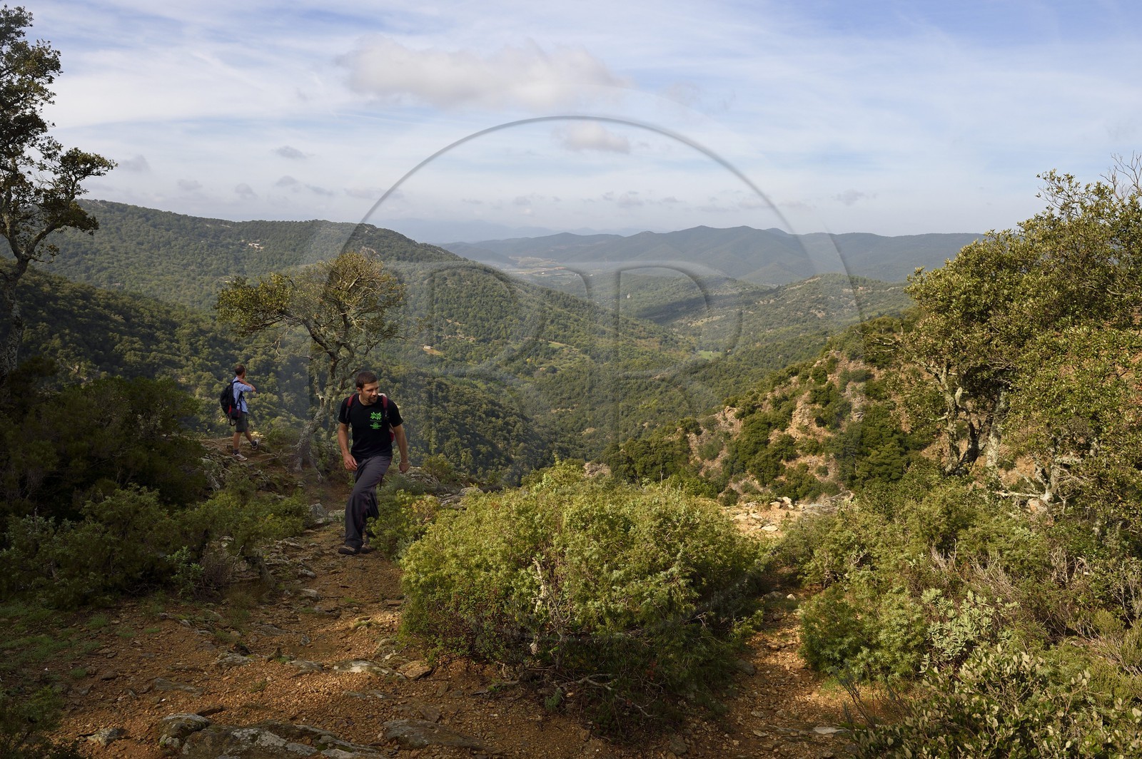 France, Var (83), Massif des Maures, Collobrières, randonnée des Menhirs de Lambert, randonneur au dessus du gouffre du Destéou