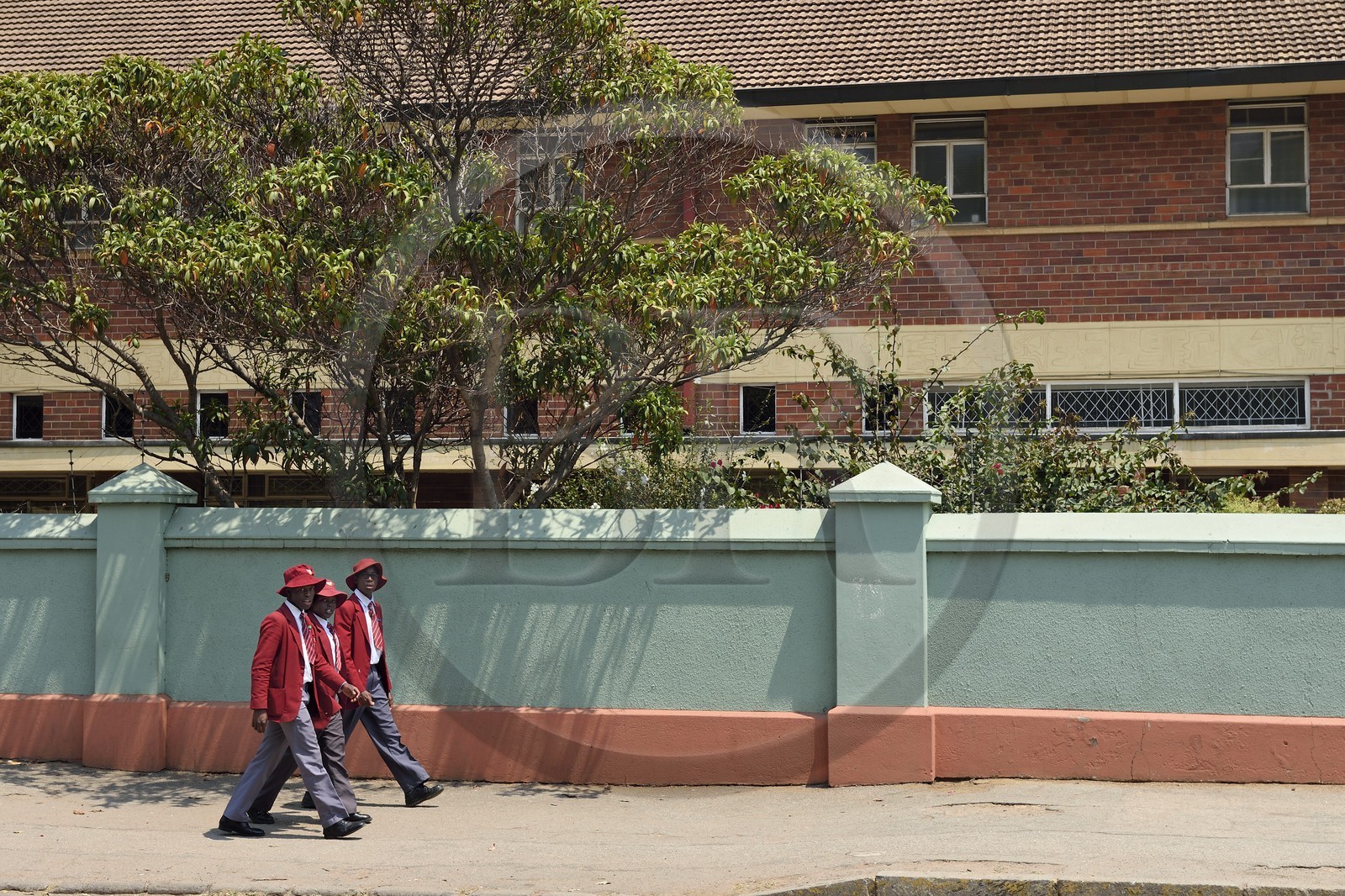 Zimbabwe, Harare, écoliers en uniforme devant la Dominican Convent High School fondée en 1892 sur Simon Muzenda street