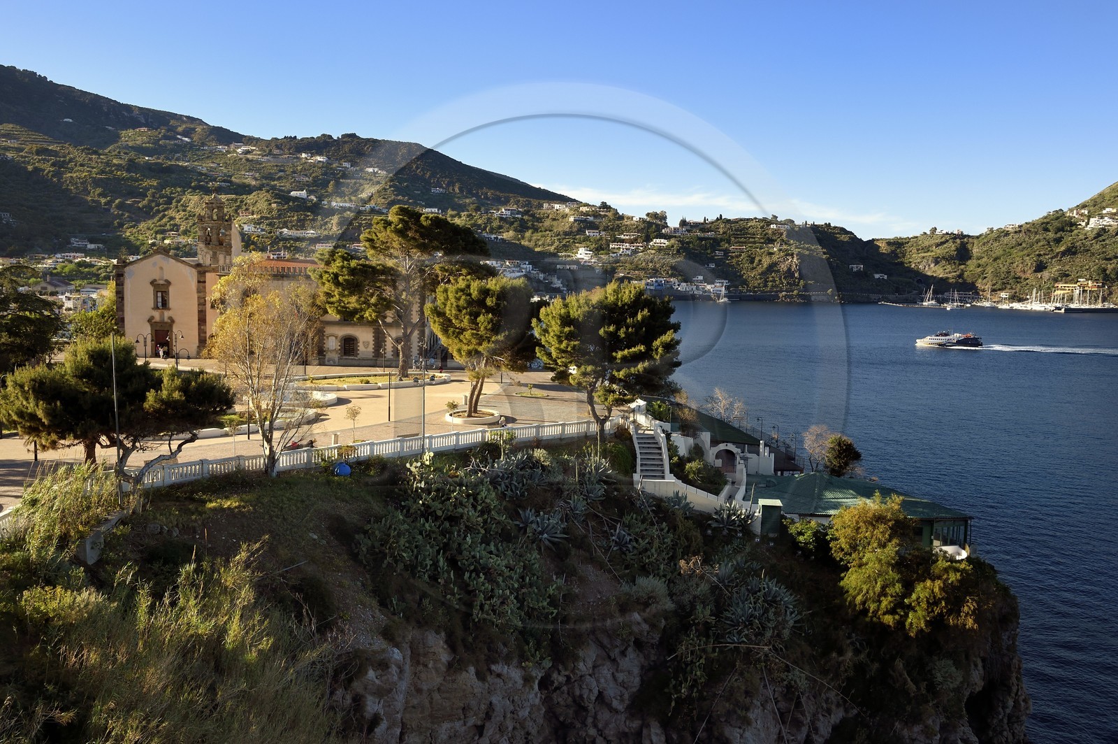 Italie, Sicile, iles Eoliennes, classées Patrimoine Mondial de l'UNESCO, Ile de Lipari, Lipari, la Piazza Giuseppe Mazzini, arrivée du Liberty Lines Fast Ferries
