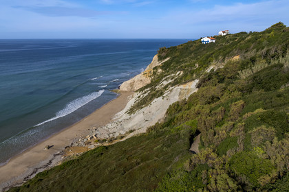 France, Pyrénées-Atlantiques (64), la côte du Pays-Basque à Bidart, la plage au pied de la falaise (vue aérienne)
