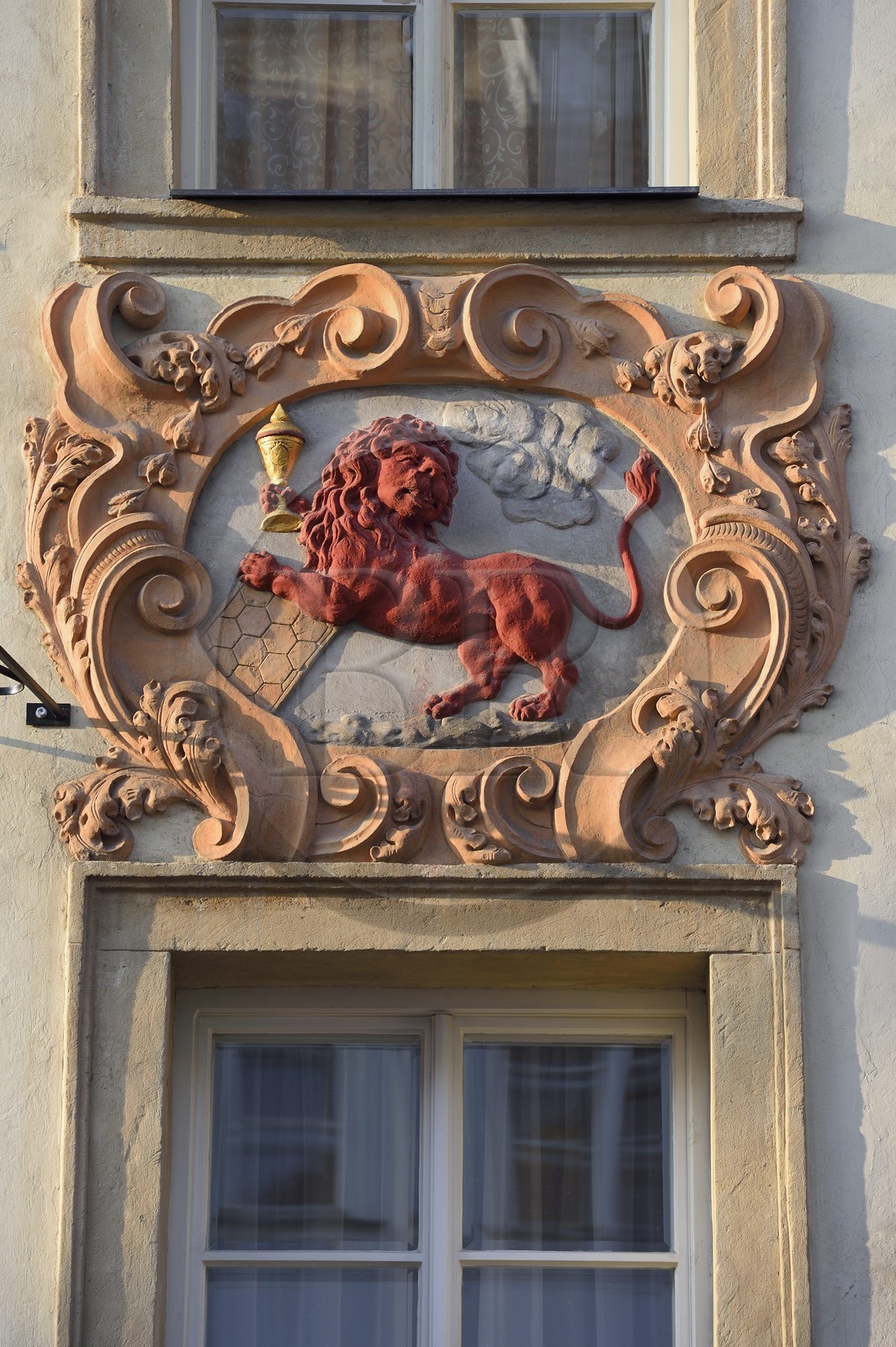 République Tchèque, Prague, centre historique classé Patrimoine Mondial de l'UNESCO, quartier Mala Strana, ancienne enseigne Au Lion Rouge rue Nerudova 236 41