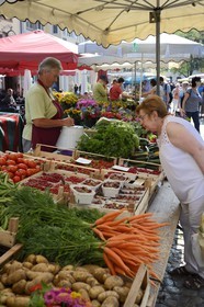 Germany, Baden-Wurttemberg, Freiburg im Breisgau, market day on Munsterplatz