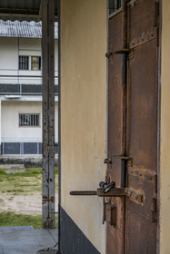France, Guyane, Saint-Laurent-du-Maroni, bagne ou Camp de la Transportation, porte en fer