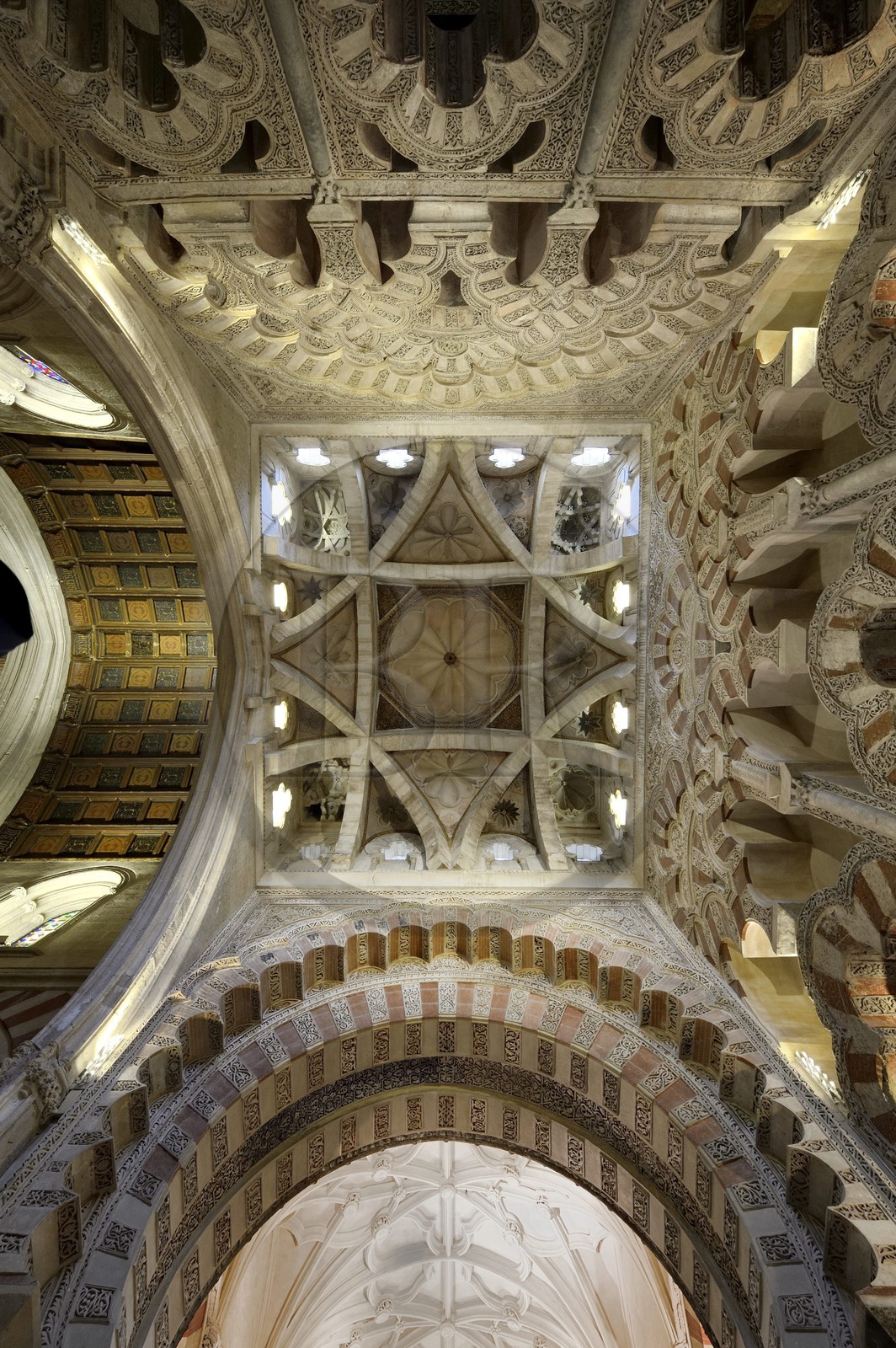 Espagne, Andalousie, Cordoue, centre historique classé Patrimoine Mondial de l'UNESCO, la Mezquita, mosquée-cathédrale, intégration de la cathédrale dans la mezquita, plafonds