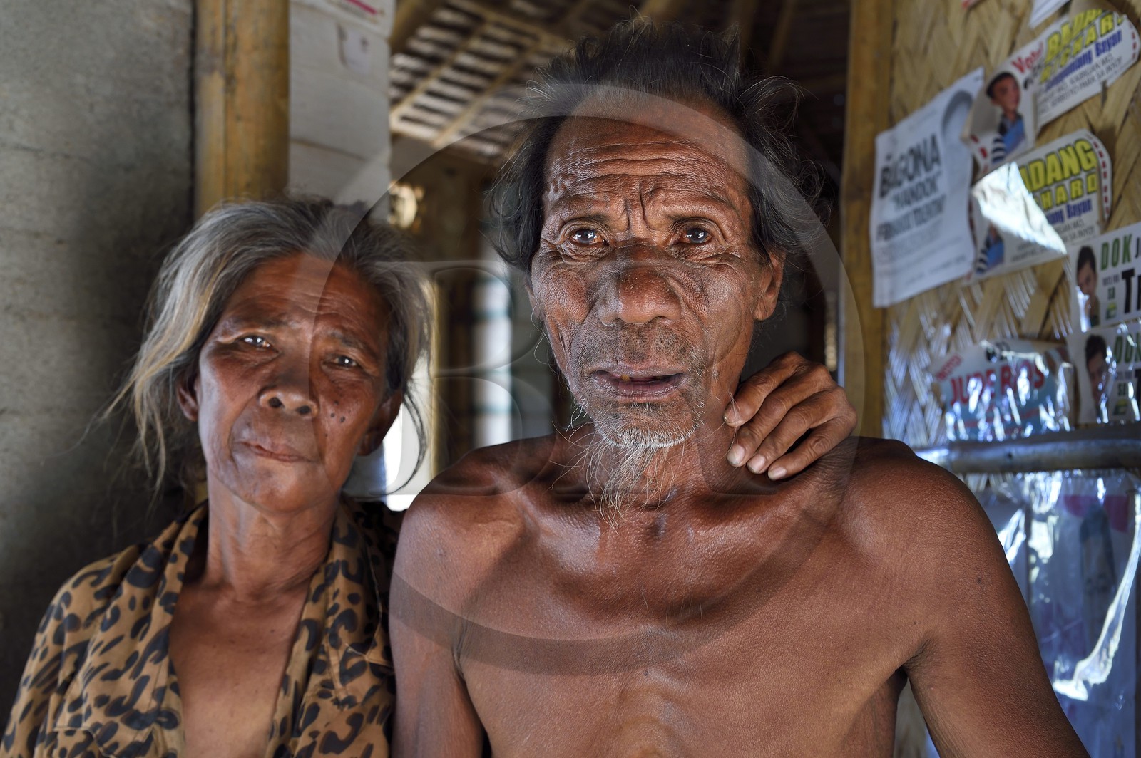 Philippines, Calamian Islands dans le nord de Palawan, Uson Island dans la baie de Coron, village de Barangay Lajala, le couple de plongeur-cueilleur d'algues Lilia et Danilo Magahon du groupe ethnique des Tagbanua