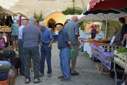 France, Dordogne (24), Périgord Pourpre, Monpazier, labellisé Les Plus Beaux Villages de France, jour de marché sur la place des Cornières au coeur du village