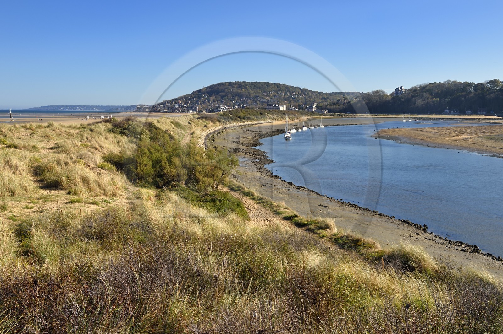 France, Calvados (14), Pays d'Auge, la côte Fleurie, Cabourg, les dunes de la plage de la station balnéaire et sur la droite la Dives qui rejoint l'océan