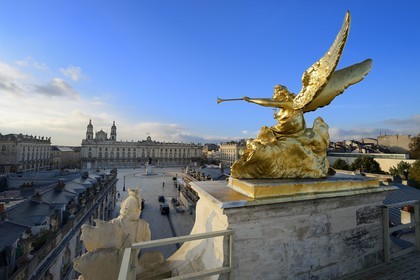 France, Meurthe-et-Moselle (54), Nancy, place Stanislas (ancienne Place Royale) construite par Stanislas Leszczynski, roi de Pologne et dernier duc de Lorraine au XVIIIe siècle, classée Patrimoine Mondial de l'UNESCO, statue de l'Arc de Triomphe (la Porte Héré), l'Hotel de ville et la cathédrale en arrière plan