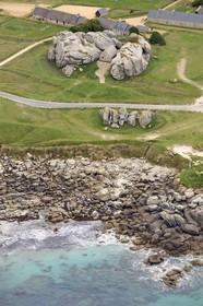 France, Finistère (29), France, Finistère (29), la Côte des Légendes au coeur du Pays Pagan, Kerlouan, plage de Ménéham, le corps de garde, ancien poste douanier XVIIe siècle (vue aérienne)