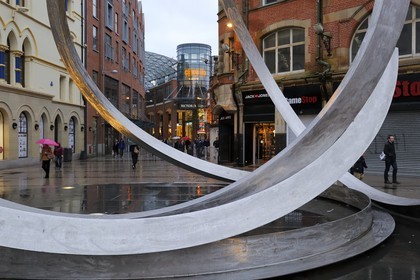 Royaume-Uni, Irlande du Nord, Belfast, la sculpture Spirit of Belfast de Dan George sur Arthur Square et Cornmarket, et William street donnant sur le centre commercial de Victoria Square