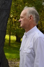 France, Marne (51), Beaumont-sur-Vesle, le sculpteur Christian Lapie entouré de ses sculptures dans son atelier extérieur