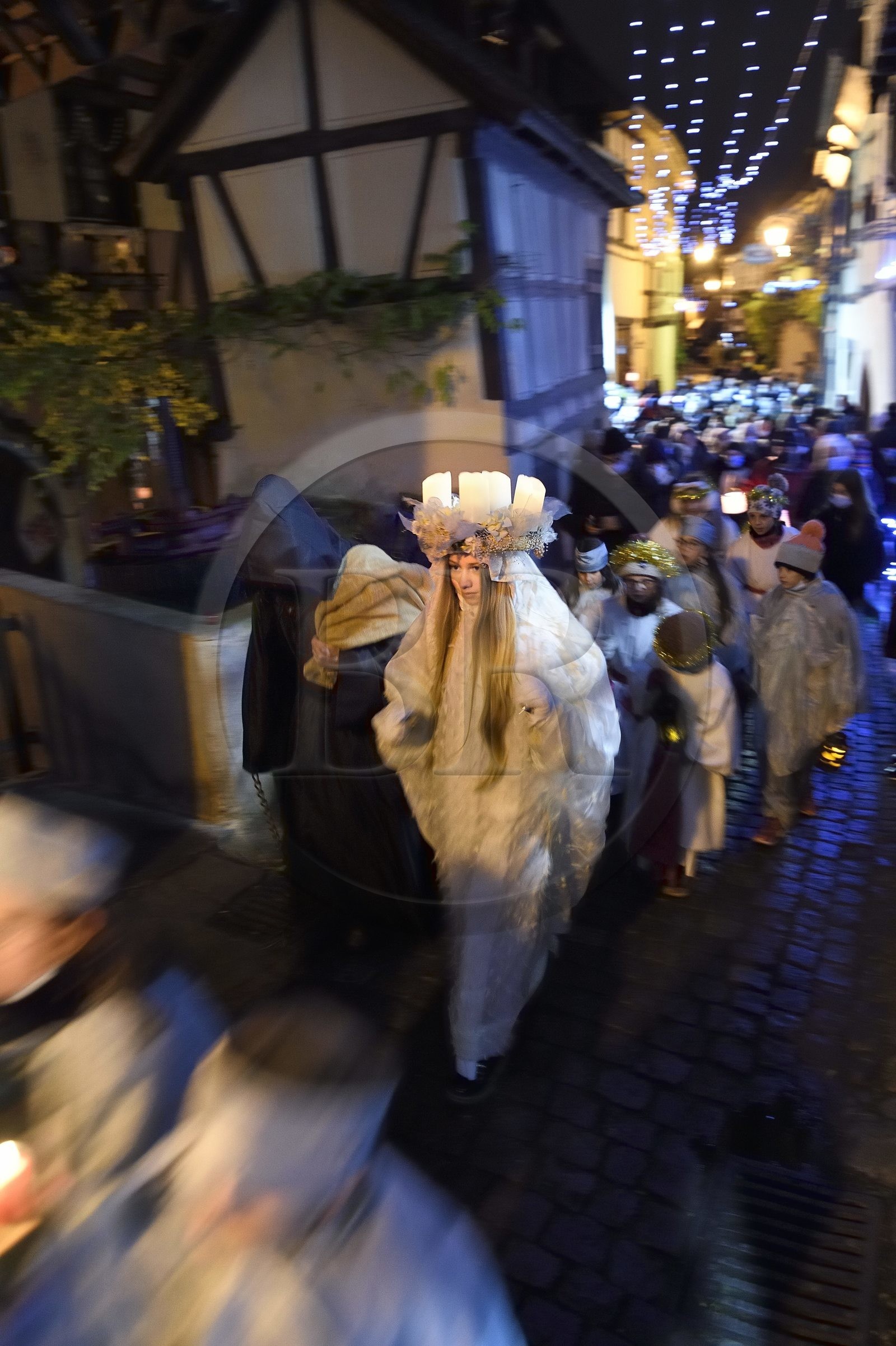France, Haut-Rhin (68), Eguisheim, le Christkindel avec sa couronne de bougies et les anges accompagnent les nombreux enfants tenant leurs lampions pour la Procession des Lumières dans les ruelles de la ville, elle rend hommage à Sainte-Lucie, l'un des personnages traditionnels du Noël alsacien