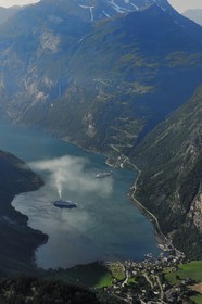 Norvège, More Og Romsdal, bateau de croisière dans le Geirangerfjord (vue aérienne)