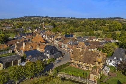 France, Calvados (14), Pays d' Auge, Beuvron-en-Auge, labellisé Les Plus Beaux Villages de France (vue aérienne)