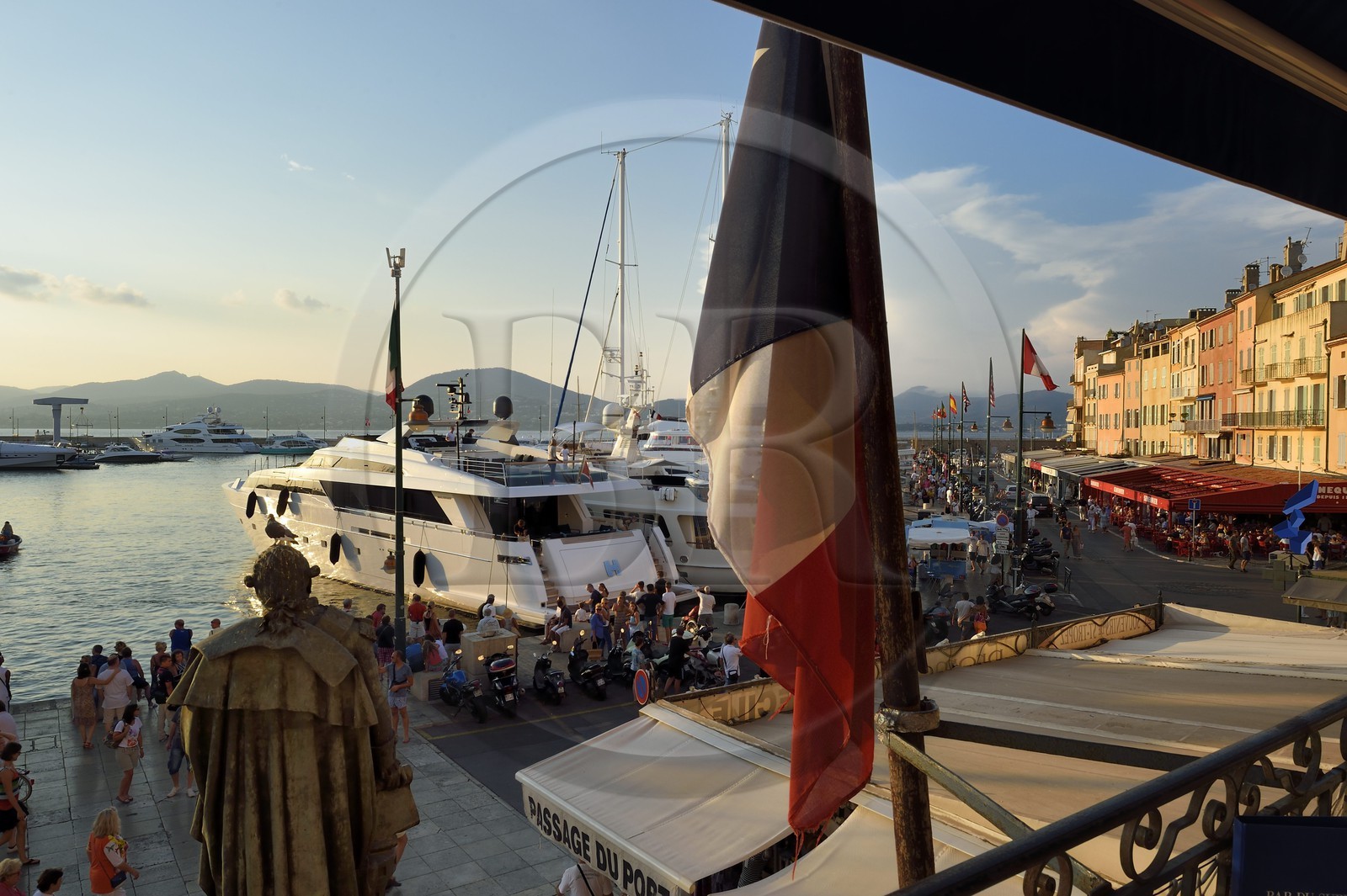France, Var (83), Saint-Tropez, quai de Suffren, terrasse du bar de l'hôtel Sube qui domine le port