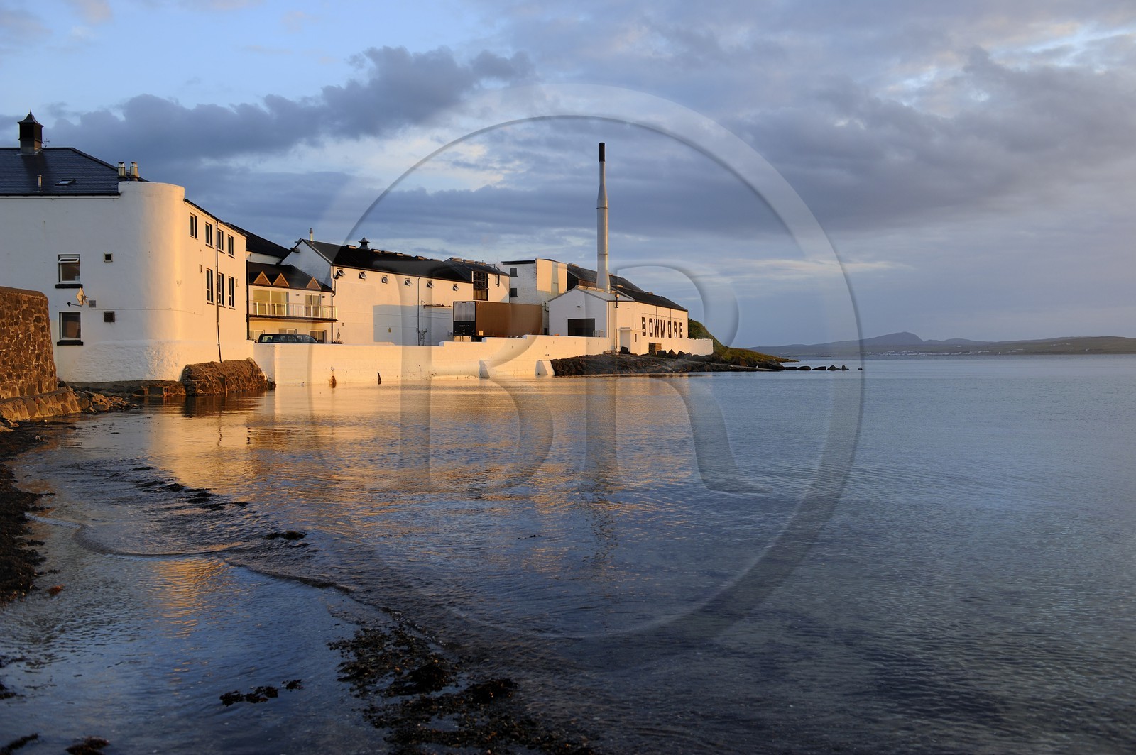 Royaume-Uni, Ecosse, Hébrides intérieures, Ile de Islay, Bowmore, la distillerie de whisky Bowmore sur la rive orientale du Loch Indaal