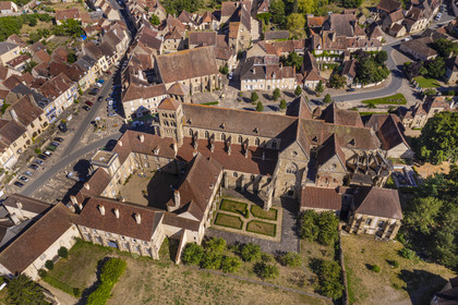 France, Allier (03), ancienne province du Bourbonnais, Souvigny, l'église prieurale clunisienne Saint-Pierre-et-Saint-Paul, nécropole ducale des Ducs de Bourbon (vue aérienne)