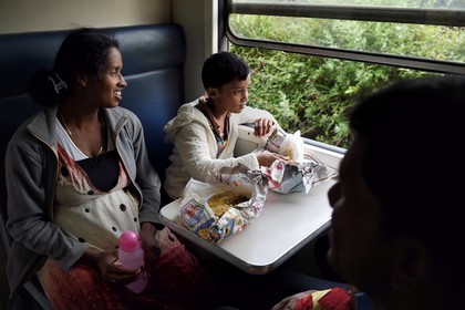 Sri Lanka, Province d'Uva, trajet en train dans la région montagneuse de la culture du thé entre Hatton et Ella, passagers du train vers Ambewela