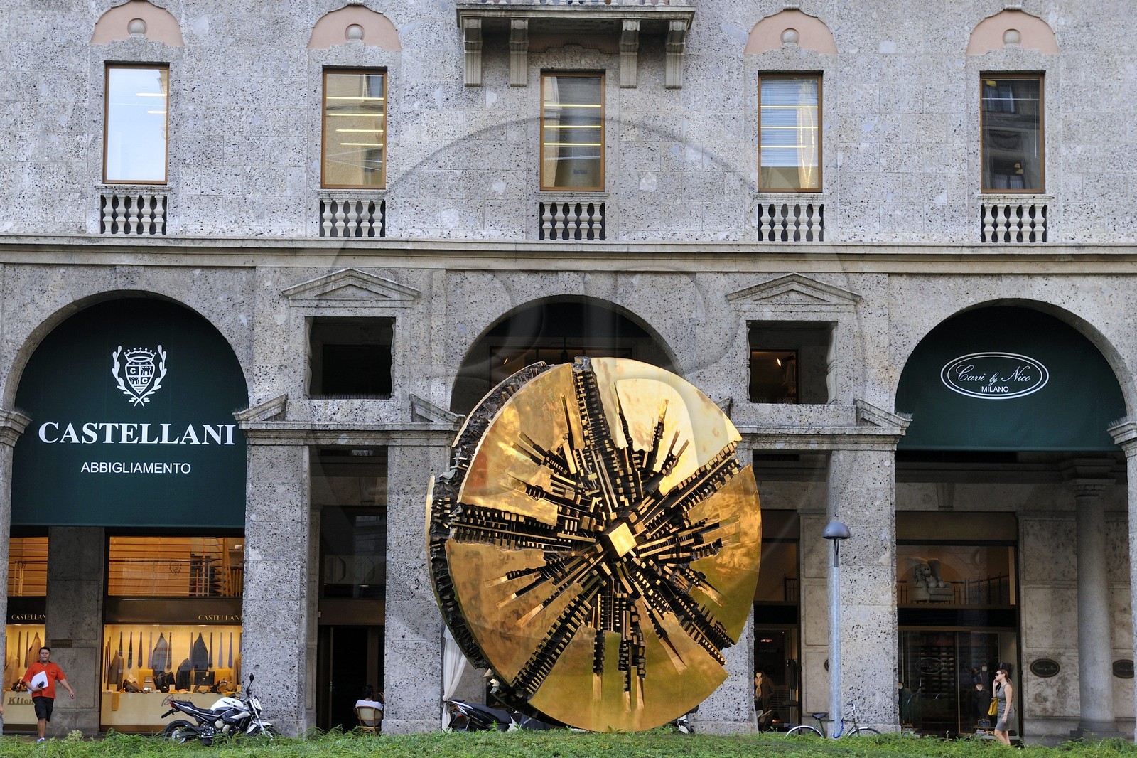 Italie, Lombardie, Milan, Quadrilatère de la mode, Grande Disco (1980) d'Arnaldo Pomodoro en face de la Banca Populare sur la Piazza Meda