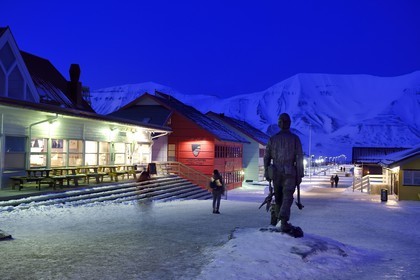 Norvège, Svalbard, Spitzberg, Longyearbyen, la statue en bronze commémorative des mineurs se trouve sur la place entre Lompensentret et le magasin Svalbard dans la rue principale