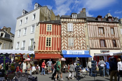 France, Morbihan (56), Golfe du Morbihan, Vannes, maisons à pans de bois place des Lices, jour de marché
