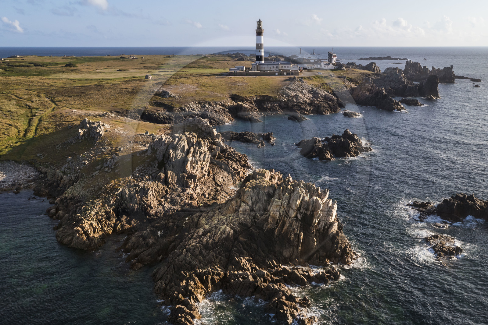 France, Finistère (29), Mer d'Iroise, Ile d'Ouessant, le phare du Créac’h et les rochers de la cote dechiquetée au Nord de l'Ile (vue aérienne)