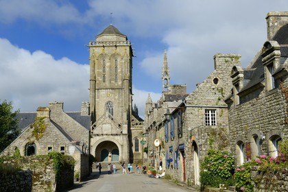 France, Finistère (29), Locronan, labellisé Les Plus Beaux Villages de France, église Saint-Ronan au bout de la rue du prieuré