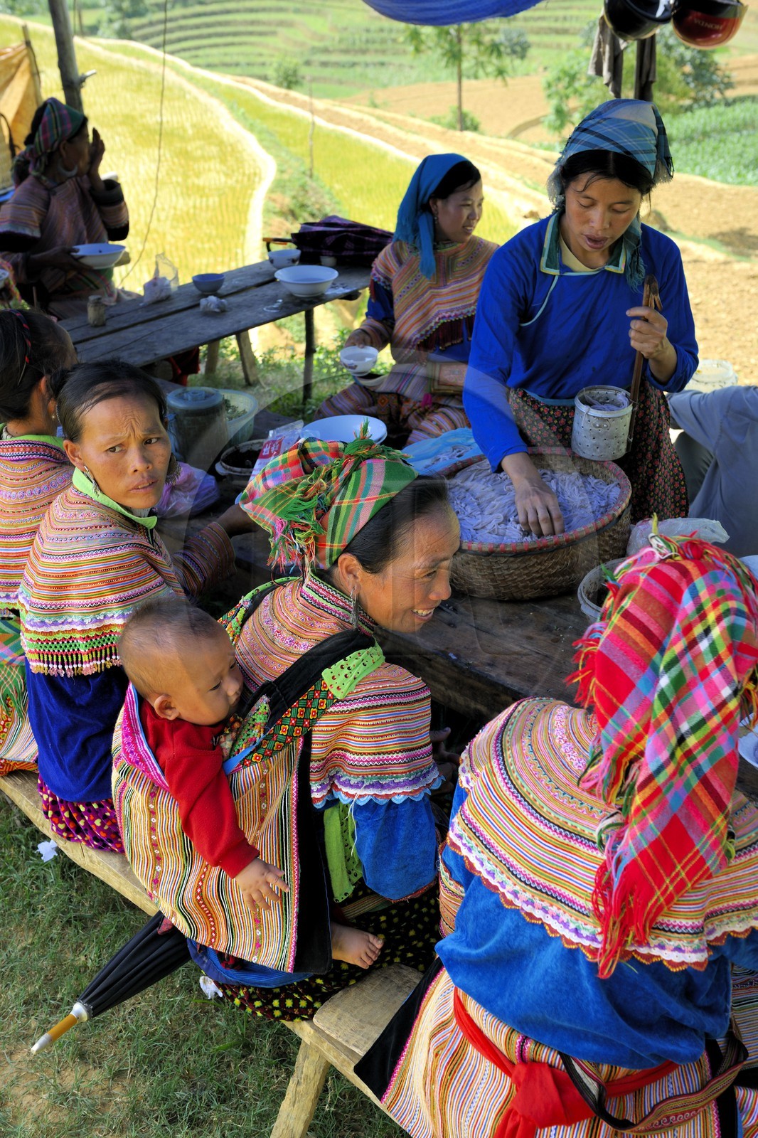 Vietnam, province de Lao Cai, région de Bac Ha, marché de Can Cau, femmes de la minorité Hmong Fleur assises dans un restaurant