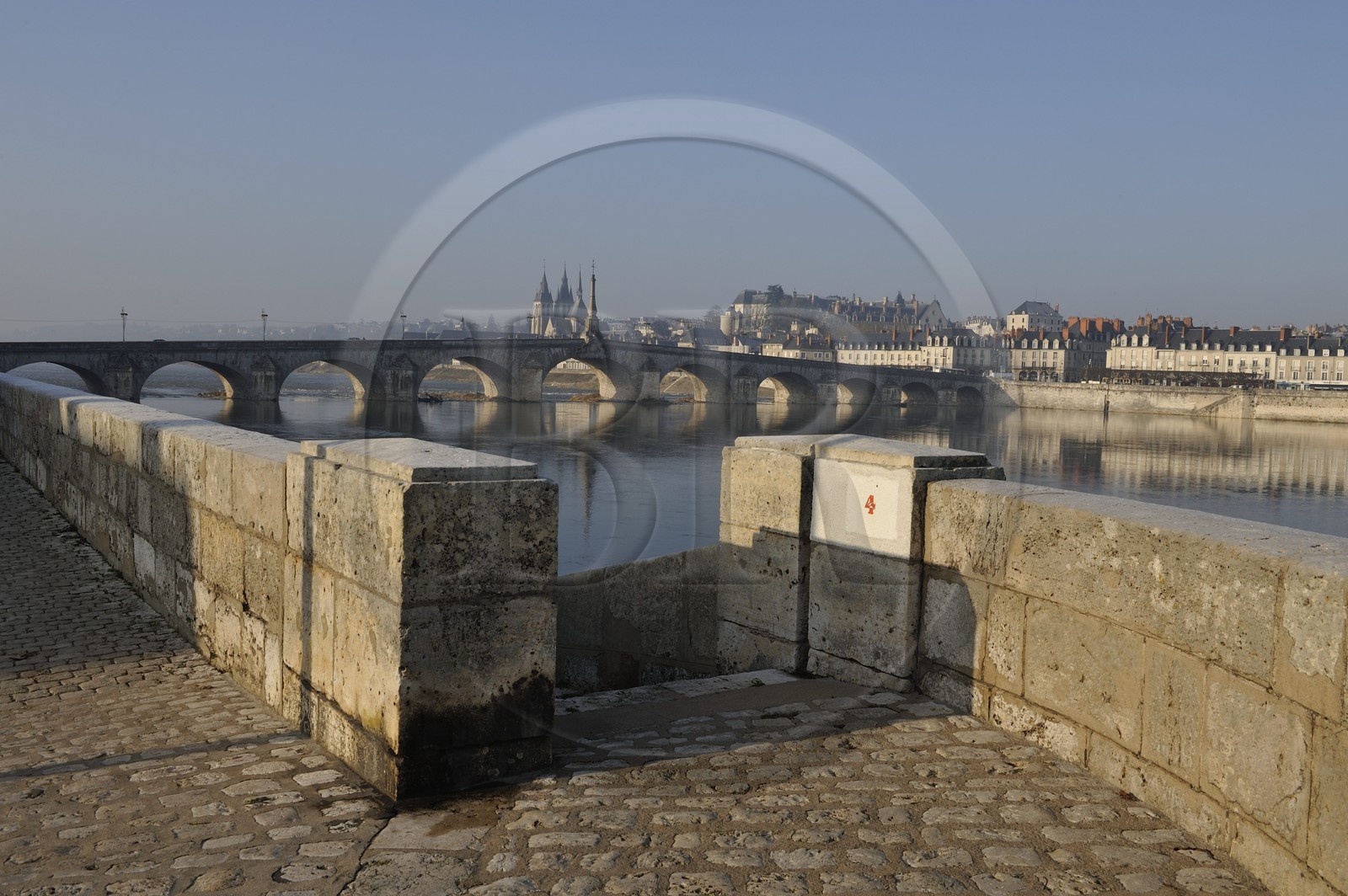 France, Loir et Cher (41), Vallée de la Loire classée au Patrimoine Mondial de l'UNESCO, Blois, les quais et le Pont Jacques Gabriel