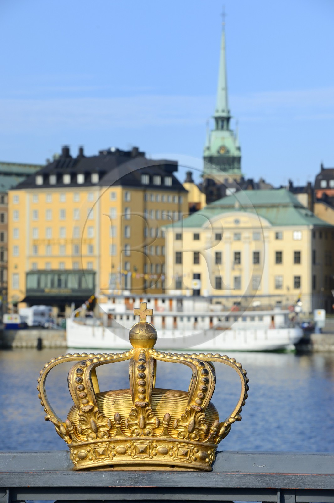 Suède, Stockholm, vue sur la vieille ville dans l'île de Gamla stan (Gamala Stan Riddarholmen) depuis l'île de Skeppsholmen, la couronne du pont de Skeppsholmen