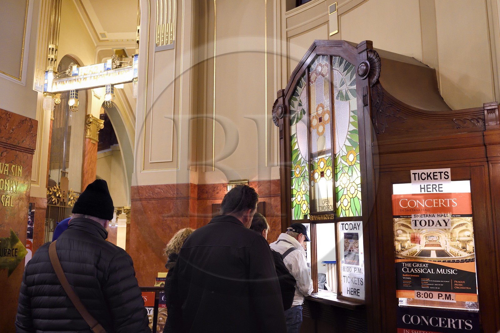 République Tchèque, Prague, centre historique classé Patrimoine Mondial de l' UNESCO, quartier de Stare Mesto, la Maison Municipale (Obecni Dum), guichet de style Art Nouveau pour l'achat de tickets de spectacles