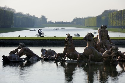 France, Yvelines (78), parc du château de Versailles, classé Patrimoine Mondial de l'UNESCO, le bassin d' Apollon et le Grand Canal